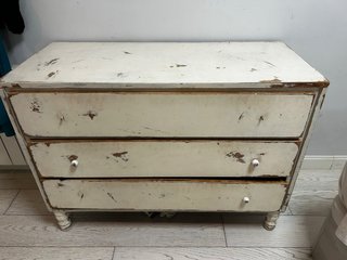 Cómoda antigua de madera blanca