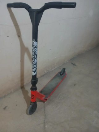 Patinete Rojo y Negro