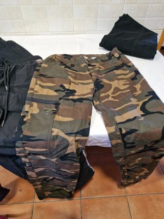Pantalones Talla L Camuflaje y Negros