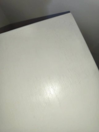 Mesitas de noche de madera de pino blanco roto.