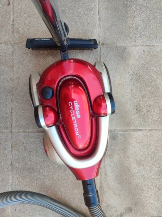 Aspirador Ufesa 2000w SIN BOLSA