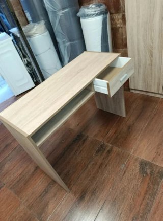Mesa de estudio madera clara con cajón