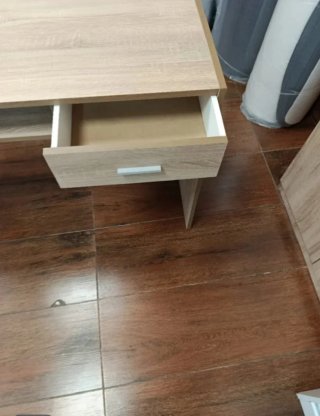Mesa de estudio madera clara con cajón