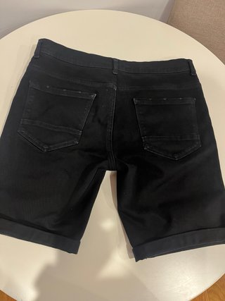 Pantalón corto negro desgarrado