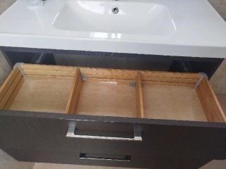 Mueble de baño completo con lavabo y grifo