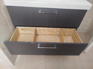 Mueble de baño completo con lavabo y grifo