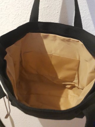 Bolso negro con bolsillos frontales y laterales