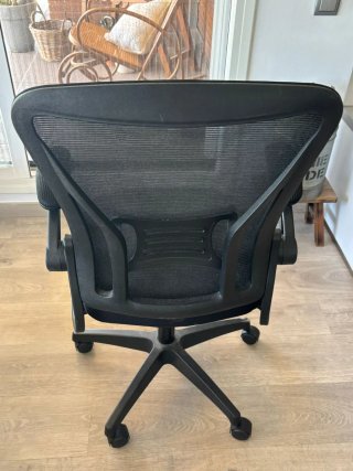 Silla de oficina ergonómica negra