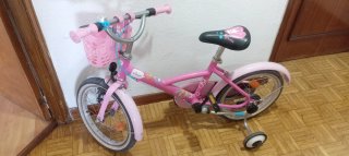 Bicicleta infantil rosa con cesta