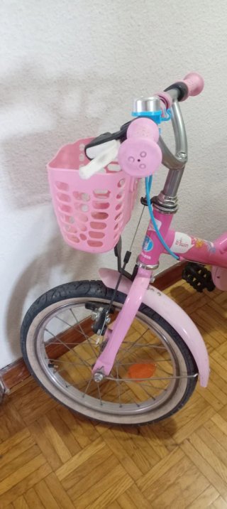 Bicicleta infantil rosa con cesta