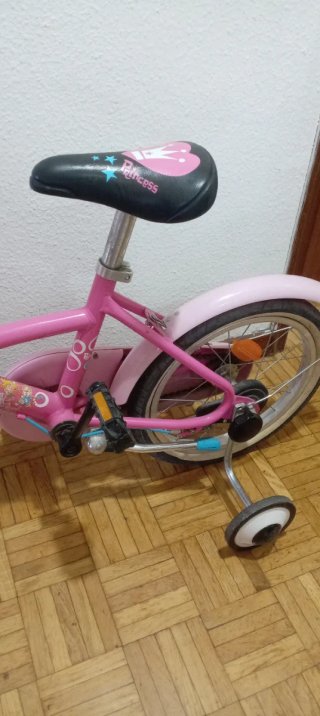 Bicicleta infantil rosa con cesta