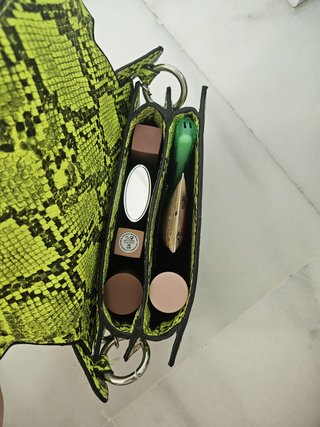 Bolso efecto piel ZARA verde y negro