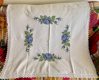 Tovaglietta vintage ricamata a mano con rose blu