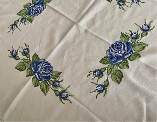 Tovaglietta vintage ricamata a mano con rose blu