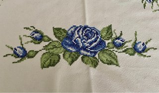 Tovaglietta vintage ricamata a mano con rose blu