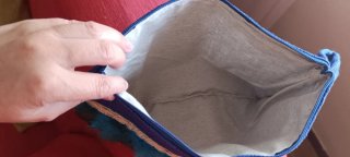Bolso de mano azul con plumas