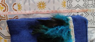 Bolso de mano azul con plumas