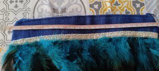 Bolso de mano azul con plumas