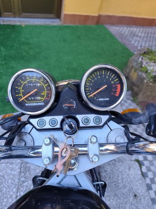 Hyosung 250 Naked Negra/Plata