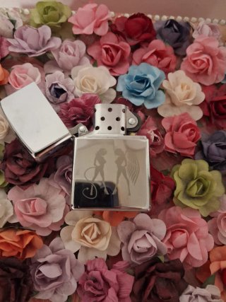 Encendedor Zippo plateado con Diseño