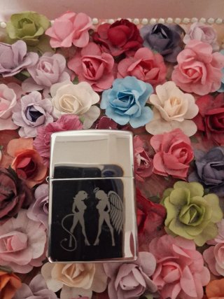 Encendedor Zippo plateado con Diseño