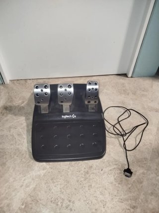 Volante Logitech G29 con Pedales en su caja