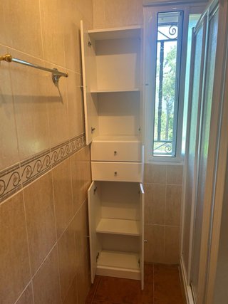 Armario de baño blanco y beige