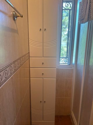 Armario de baño blanco y beige