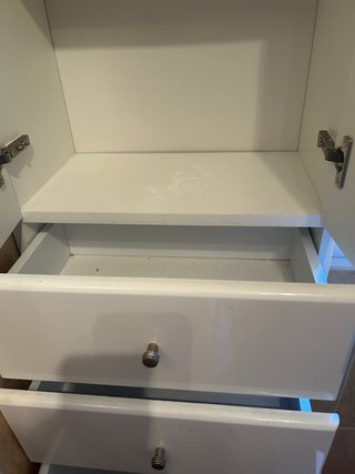 Armario de baño blanco y beige