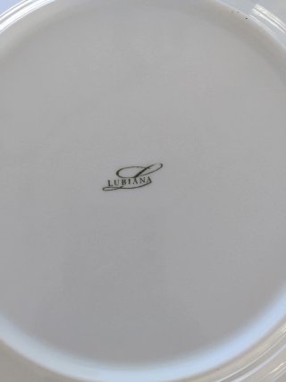 Vajilla de porcelana con borde rosa