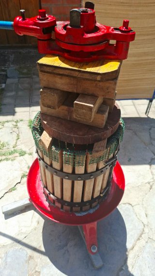 Prensa Uva Manual y Embotelladora