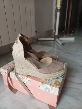 Sandalias cuña esparto CORINA color beige.
