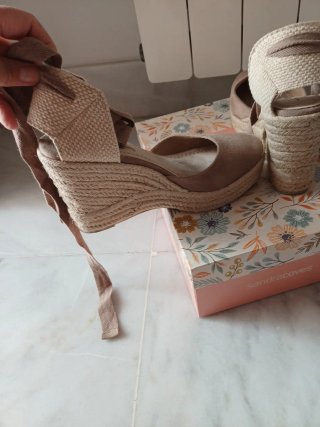 Sandalias cuña esparto CORINA color beige.