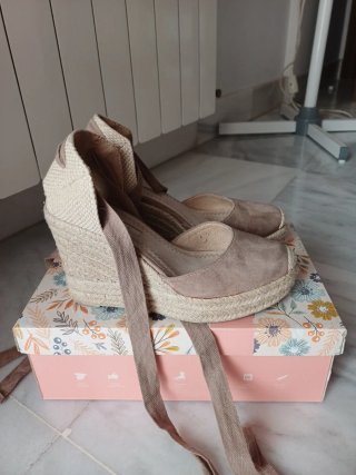 Sandalias cuña esparto CORINA color beige.