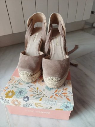 Sandalias cuña esparto CORINA color beige.