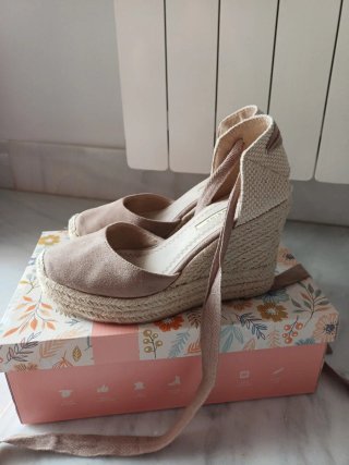 Sandalias cuña esparto CORINA color beige.