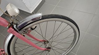 Bicicleta BH rosa con cesta