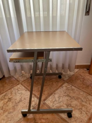 Escritorio con ruedas, regalo incluyo una silla