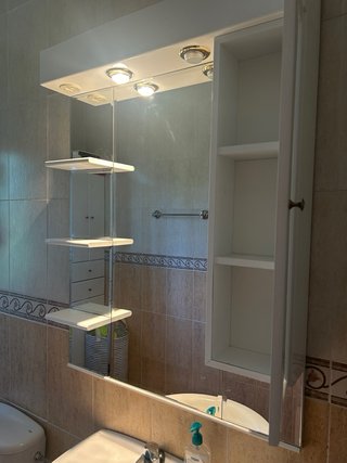 Espejo de baño con armario y luces
