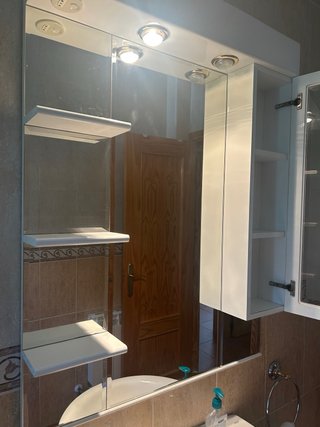 Espejo de baño con armario y luces