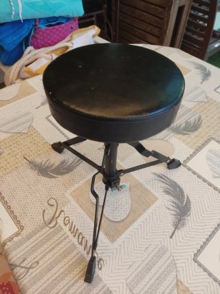 Taburete negro 30cm alto