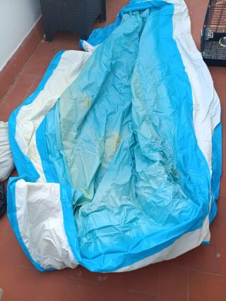 Piscina hinchable azul y blanca