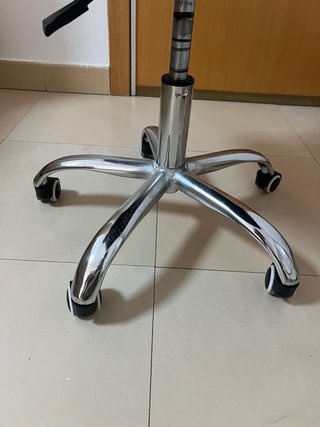 Silla de oficina ergonómica con ruedas