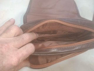 Bolso de chica marrón con bordado