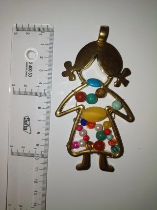 Colgante niña con abalorios