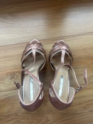 Tacones dorados talla 36