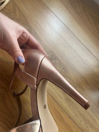 Tacones dorados talla 36