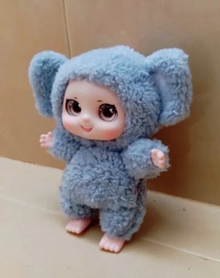 Muñeca Bebé Elefante con jersey y Auriculares