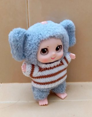 Muñeca Bebé Elefante con jersey y Auriculares