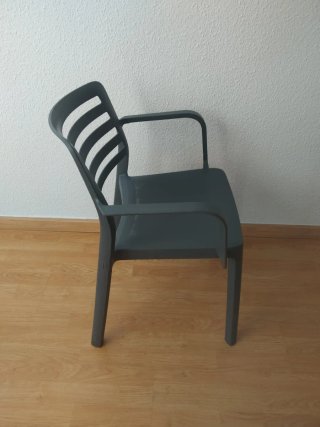 Silla de exterior con brazos gris